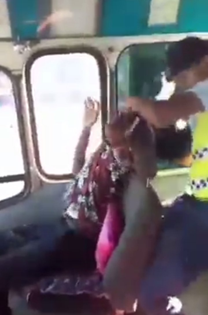lenoraqfj's tweet photo. 🧵1/7Whilst waiting for my bus to Savusavu this afternoon, I witnessed a commotion in a nearby bus. https://t.co/gfWQpphKRi