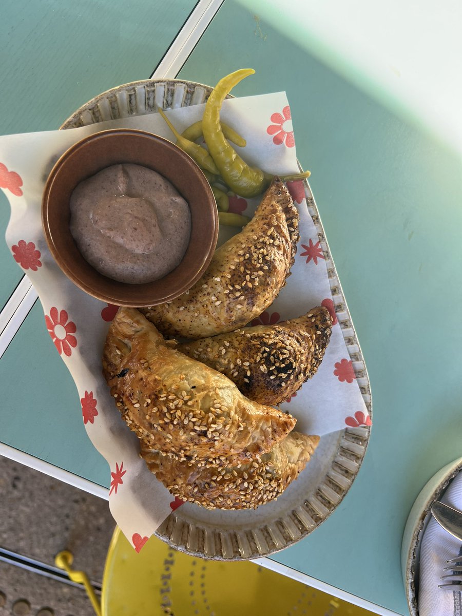 As a California native I’m fussy about Mexican food. I gotta say that Tequila Daisy in the Darling Harbour area of Sydney is terrific. Great pork tacos w/ pineapple, fall-off-the-bone lamb barbacao, spicy chicken &amp; much more. <a href="/Australia/">Australia</a> <a href="/tequiladaisysyd/">Tequila Daisy</a> #Australia #food #travel