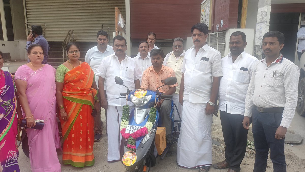 TSengutuvan's tweet photo. மாற்றுத்திறனாளி கோவிந்தராஜ் அவர்களுக்கு சுமார் 80 ஆயிரம் மதிப்புள்ள வாகனத்தை எனது சொந்த நிதியிலிருந்து வழங்கியதருணம் https://t.co/JddY8iYNdQ