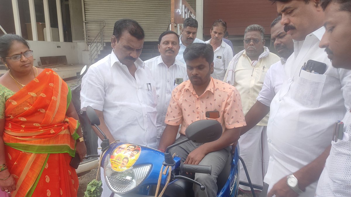 TSengutuvan's tweet photo. மாற்றுத்திறனாளி கோவிந்தராஜ் அவர்களுக்கு சுமார் 80 ஆயிரம் மதிப்புள்ள வாகனத்தை எனது சொந்த நிதியிலிருந்து வழங்கியதருணம் https://t.co/JddY8iYNdQ