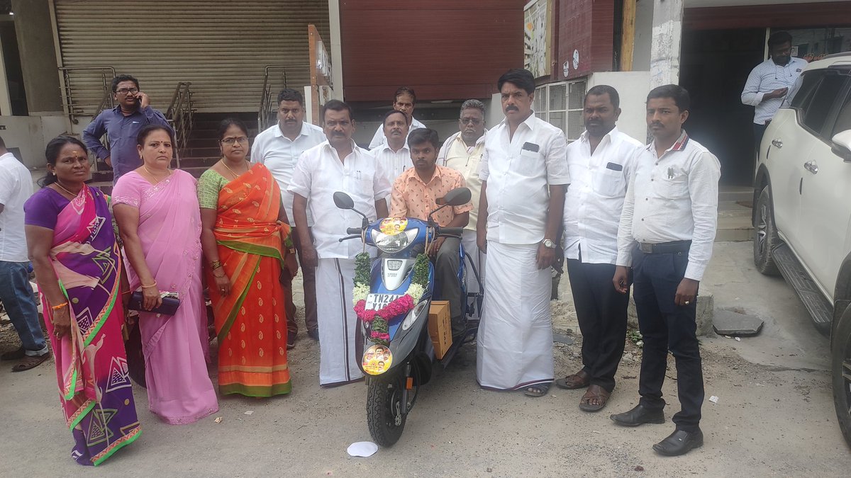 TSengutuvan's tweet photo. மாற்றுத்திறனாளி கோவிந்தராஜ் அவர்களுக்கு சுமார் 80 ஆயிரம் மதிப்புள்ள வாகனத்தை எனது சொந்த நிதியிலிருந்து வழங்கியதருணம் https://t.co/JddY8iYNdQ