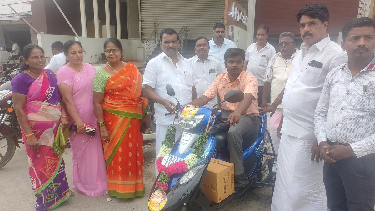 TSengutuvan's tweet photo. மாற்றுத்திறனாளி கோவிந்தராஜ் அவர்களுக்கு சுமார் 80 ஆயிரம் மதிப்புள்ள வாகனத்தை எனது சொந்த நிதியிலிருந்து வழங்கியதருணம் https://t.co/JddY8iYNdQ