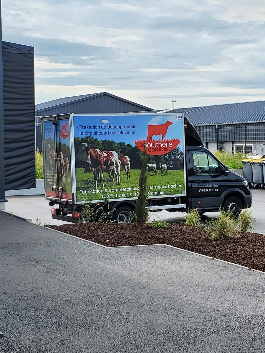 InterbevBFC's tweet photo. Rencontre #MadeInViande à la Boucherie Comtoise ce matin ! L'occasion de découvrir un métier et un savoir-faire ! Fabrication de steak hachés 100٪ comtois! https://t.co/zjd8FSTp5m