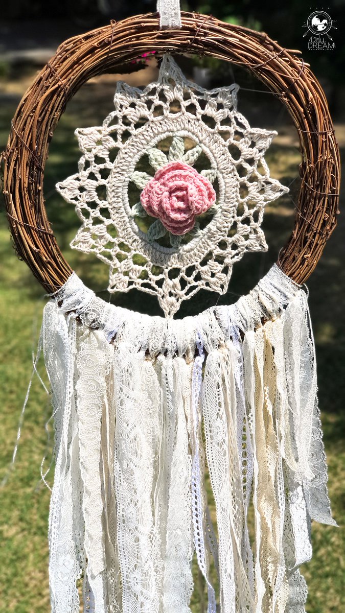 🌸 내추럴한 느낌의 특대형 드림캐쳐를 작업했습니다.
총장 약 120cm 정도의 크고 긴 작품이지만 내부를 뜨개 모티브로 채워 무거운 감은 없고, 바람이 불면 하단 레이스가 하늘하늘 흔들려 부드러운 느낌을 줍니다🥰
개업 선물로 주문주셨어요. 믿고 맡겨주셔서 감사합니다!