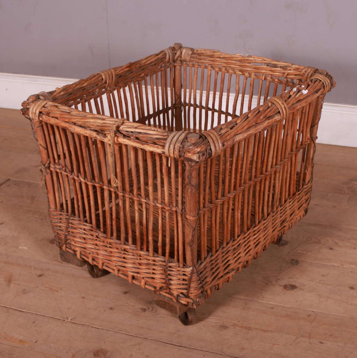 ArcadiaAntiques's tweet photo. Rustic French twig log basket on castors. 1890.
Price: £325
https://t.co/497FcVzwCY
#logbaskets #twiglogbasket #frenchlogbaskets https://t.co/dvBtI6x1PY