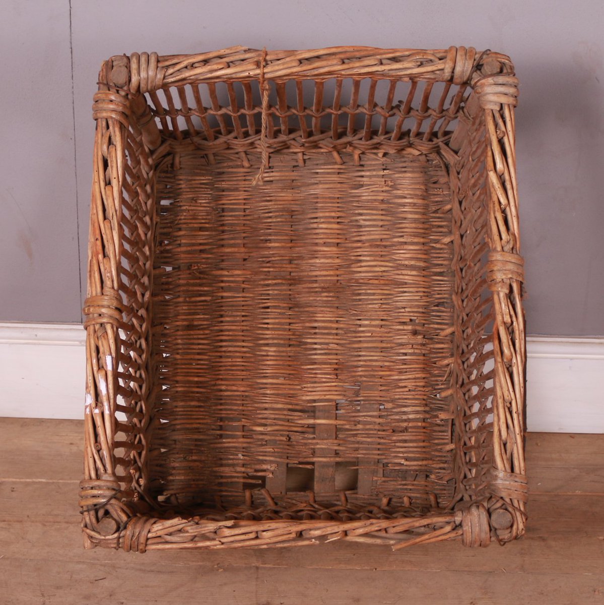 ArcadiaAntiques's tweet photo. Rustic French twig log basket on castors. 1890.
Price: £325
https://t.co/497FcVzwCY
#logbaskets #twiglogbasket #frenchlogbaskets https://t.co/dvBtI6x1PY