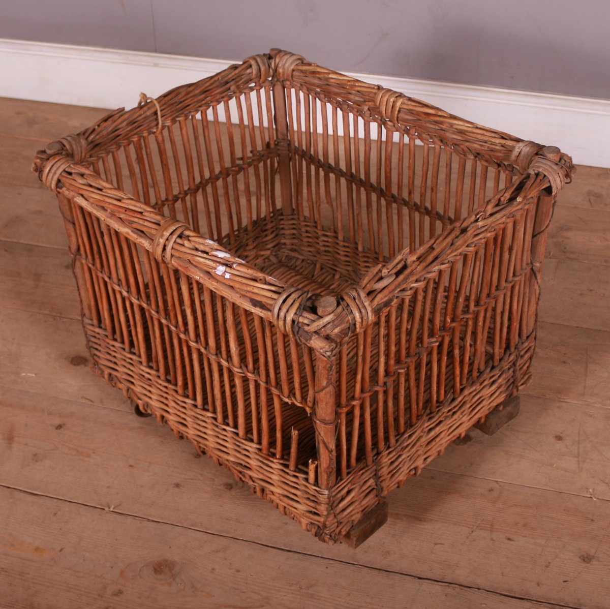 ArcadiaAntiques's tweet photo. Rustic French twig log basket on castors. 1890.
Price: £325
https://t.co/497FcVzwCY
#logbaskets #twiglogbasket #frenchlogbaskets https://t.co/dvBtI6x1PY