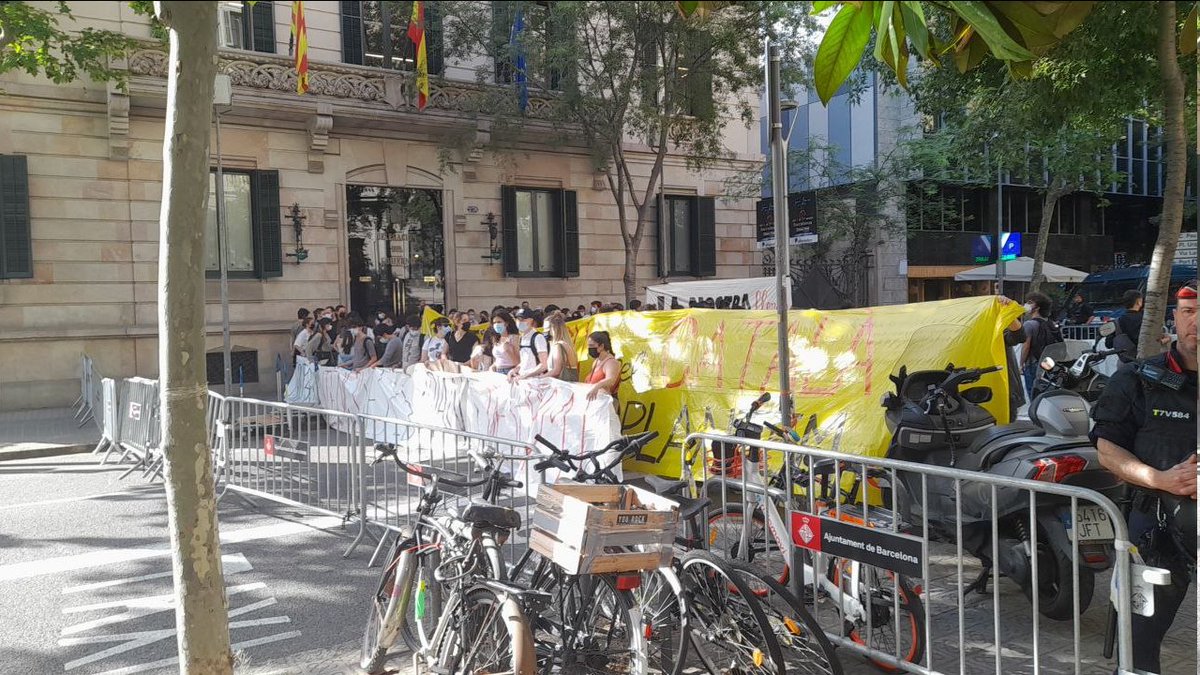 ⚠️Més de 100 persones identificades pels <a href="/mossos/">Mossos</a> per exercir el dret de protesta davant la Delegación del Gobierno a Barcelona

👉Resten 4 activistes embidonades✊

Al costat de totes elles, i en suport a la lluita del  <a href="/SEPC_nacional/">SEPC</a>, per la llengua i per una universitat viva!!!
