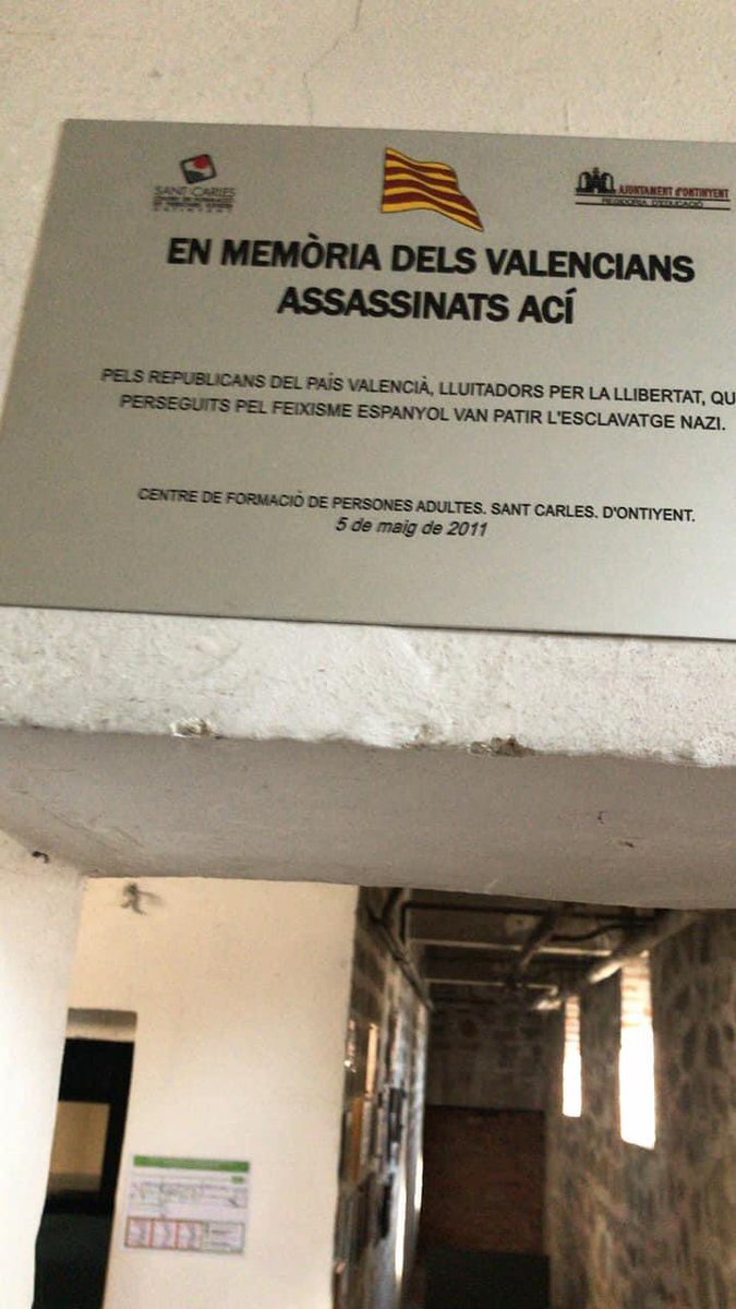 Algunes de les tantes plaques commemoratives...