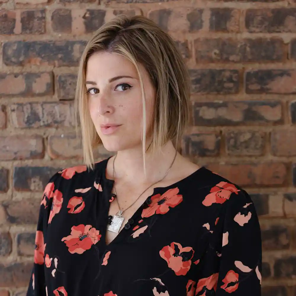 QueeraanZee's tweet photo. Maandag 16 mei om 20.00 uur is auteur Torrey Peters uit Brooklyn, New York (foto) te gast bij BorderKitchen Den Haag. Persis Bekkering interviewt haar daar over de roman Detransitie, Baby, die zij schreef. Dit boek betekende haar internationale doorbraak.
https://t.co/EZvTbh3UqR https://t.co/JCg8vL2b4H