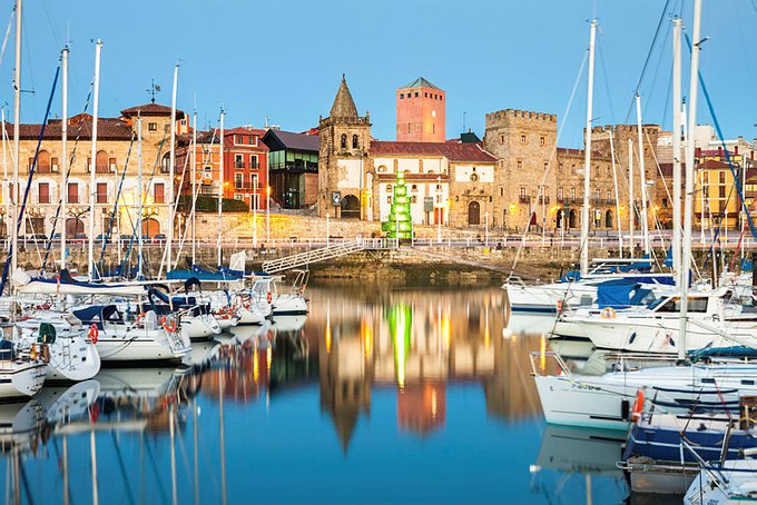 CValencianaTB's tweet photo. Los lunes son menos lunes con imágenes como esta. ¿Cómo lleváis la resaca del #CVTB5? Seguro que os enamorastéis de @GijonTurisProf, uno de nuestros colaboradores. Nosotros desde hoy somos adictos a la #Gijonomía #Xixonomía!! https://t.co/ACr7RIsLWj