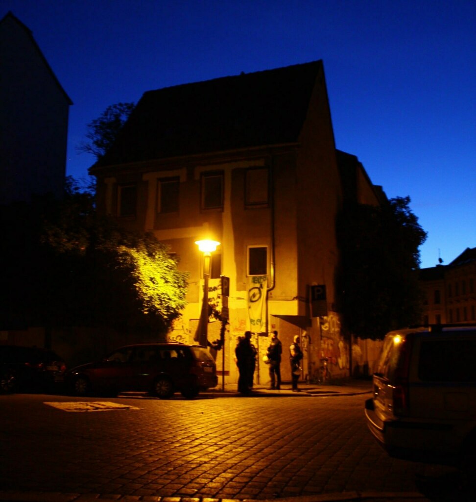 DemotickerHalle's tweet photo. 1130 Das "Schiefe Haus" in der Breiten Straße ist mittlerweile seit mehr als 12 Stunden besetzt und die Soli-Kundgebung steht immer noch. 

Die Besetzung freut sich über Support in Form von Anwesenheit oder Lebensmitteln.

#SchiefesHaus #hal1605 https://t.co/vWLjj6E9lb