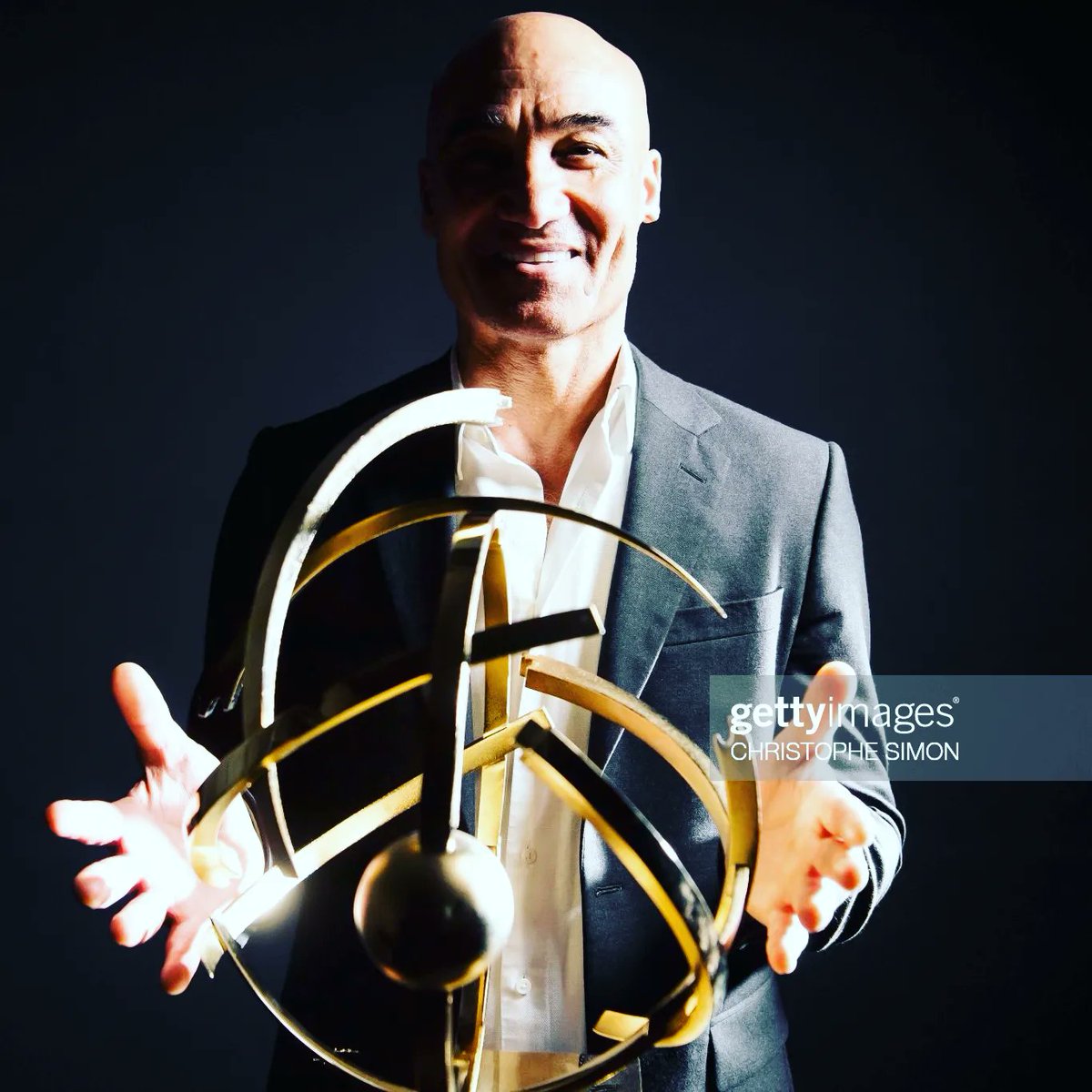 GhassRouzkhosh's tweet photo. Pour la 3ème fois Kylian Mbappé remporte le trophée 🏆 du meilleur joueur de la Ligue 1. 👈

Trophée 🏆 sera de nouveau l'œuvre de l'artiste  GHASS.  Plus qu'un Trophée, cette sculpture est une œuvre d'art unique prestigieuse, qui rend hommage à toute la beauté du football. https://t.co/ZLP6JVq7ap