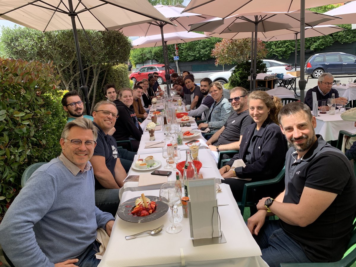 LaMobilery's tweet photo. Juste parce qu'on avait envie de vous souhaiter un bon lundi avec cette grande tablée de jeudi dernier 🍓🍓🍓 #lille #lavilla #dreamteam #happyjob https://t.co/D23UewiBQU