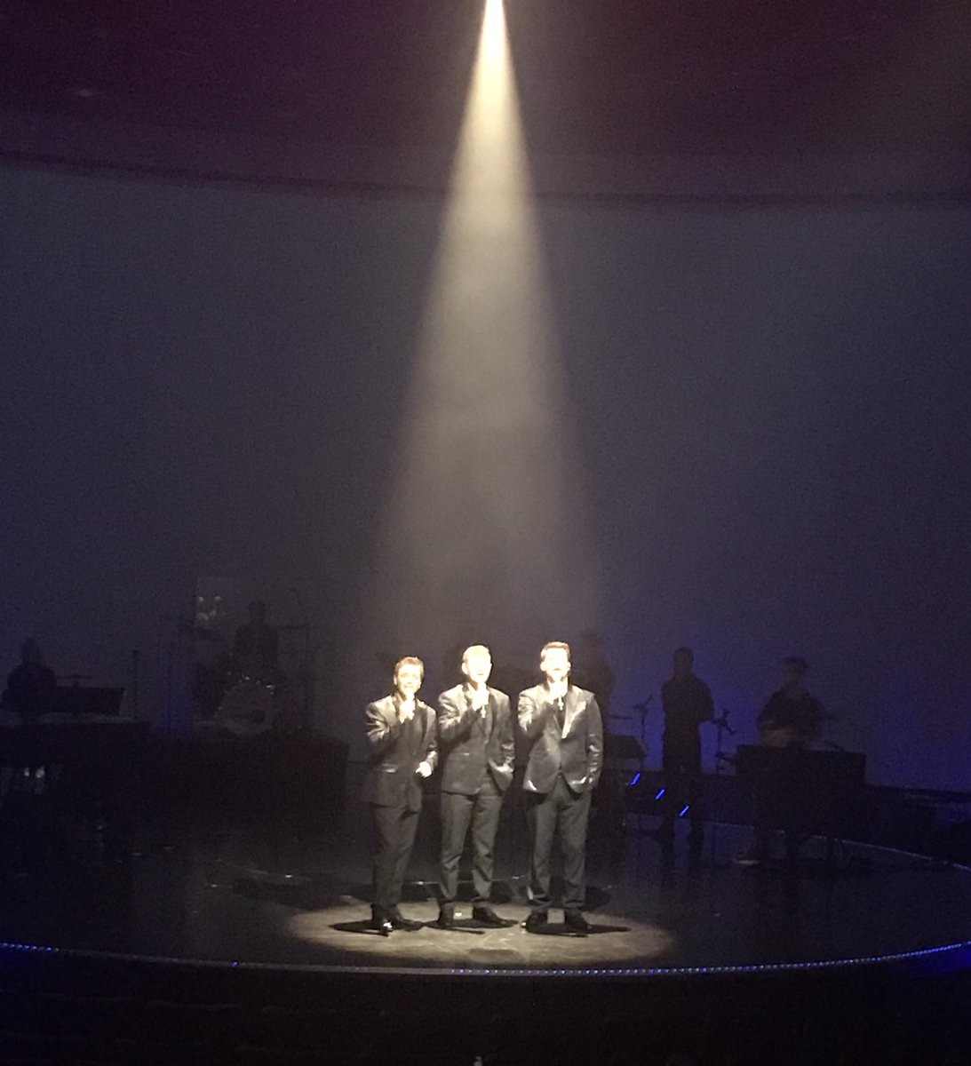 cazmoss's tweet image. Thank you #december63. Great show tonight on @celebrityedge Hers some pics of yourselves to admire 😉 #celebritycruises