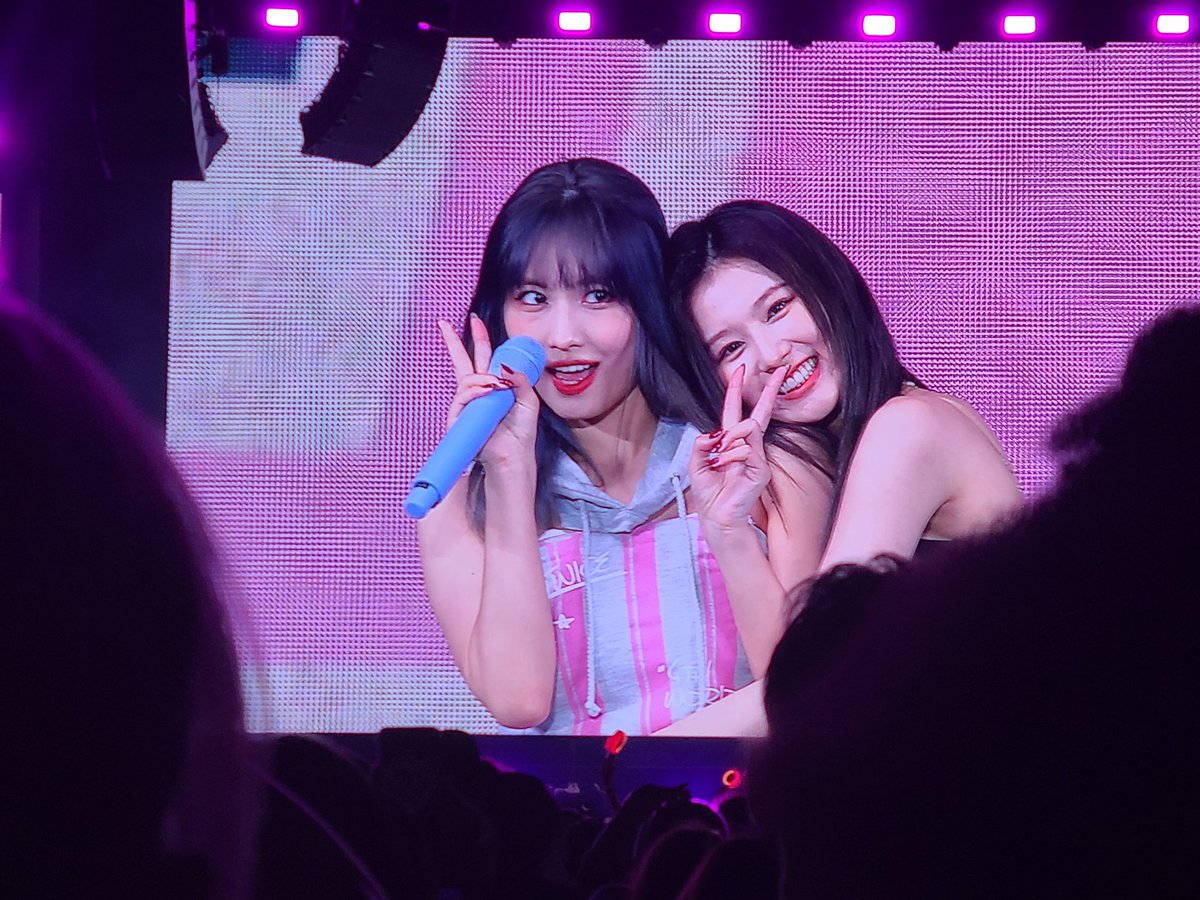 _mlkteaa's tweet photo. some fav pics of da night thank you twice ily 💕💕 #TWICEINLA #TWICE_4TH_WORLD_TOUR_ENCORE https://t.co/7Vk9RSTkvk