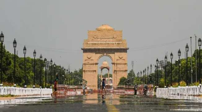 DelhiShor's tweet photo. Delhi saw a new record on Sunday with the mercury passing the 49 degrees-mark. 
A mirage seen along Rajpath, as the temperature soared in New Delhi on May 24. The red category alert was issued for severe heatwave conditions on May 25 and 26. https://t.co/QghOAj4AwJ