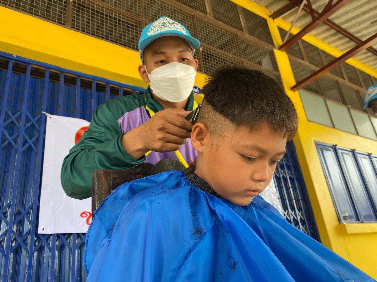 1st_Army_Area's tweet photo. “Army  Barber Delivery “✂️
เมื่อวันที่ 16 พ.ค.65 พล.ม.2 รอ. โดย ม.4 พัน.25 รอ. จัดกำลังพลจิตอาสา ตัดผมให้กับเด็กนักเรียนโรงเรียนบ้านป่าไม้พระฉาย หมู่ที่ 7 ต.หนองปลาไหล อ.เมือง จ.สระบุรี 
#กองทัพภาคที่1 https://t.co/f28H53B1pZ