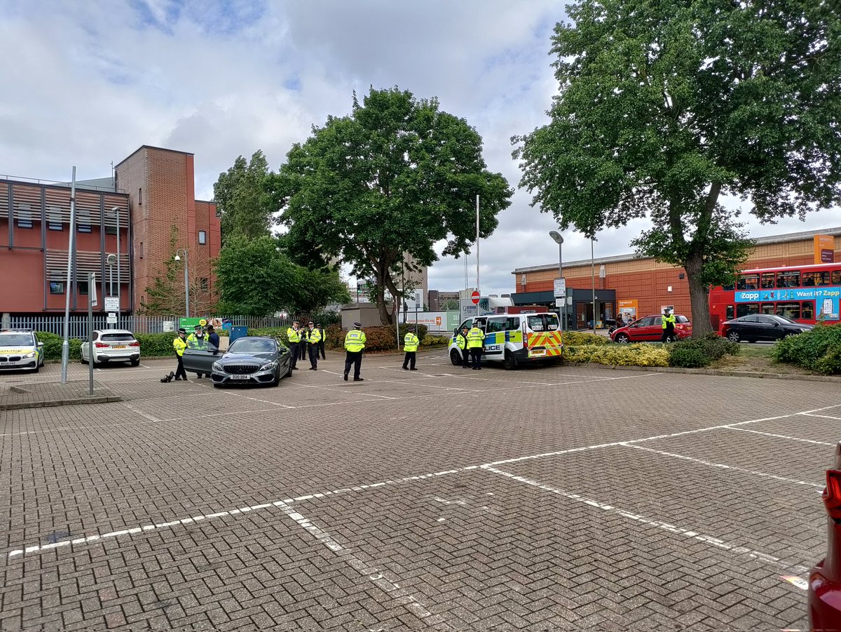thebargrant's tweet photo. @metpoliceuk please justify having 10 officers checking for tinted windows when kids are stabbing reach other, now there's a crime! https://t.co/f53tFBC0A4