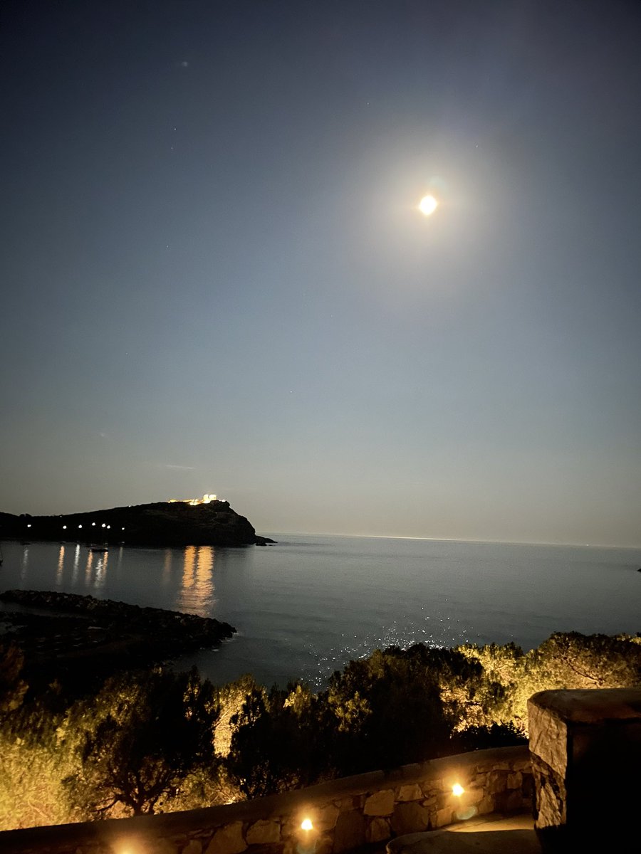 Capo Sounion, tempio di Poseidon e luna piena. Una delle baie più belle del Mediterraneo