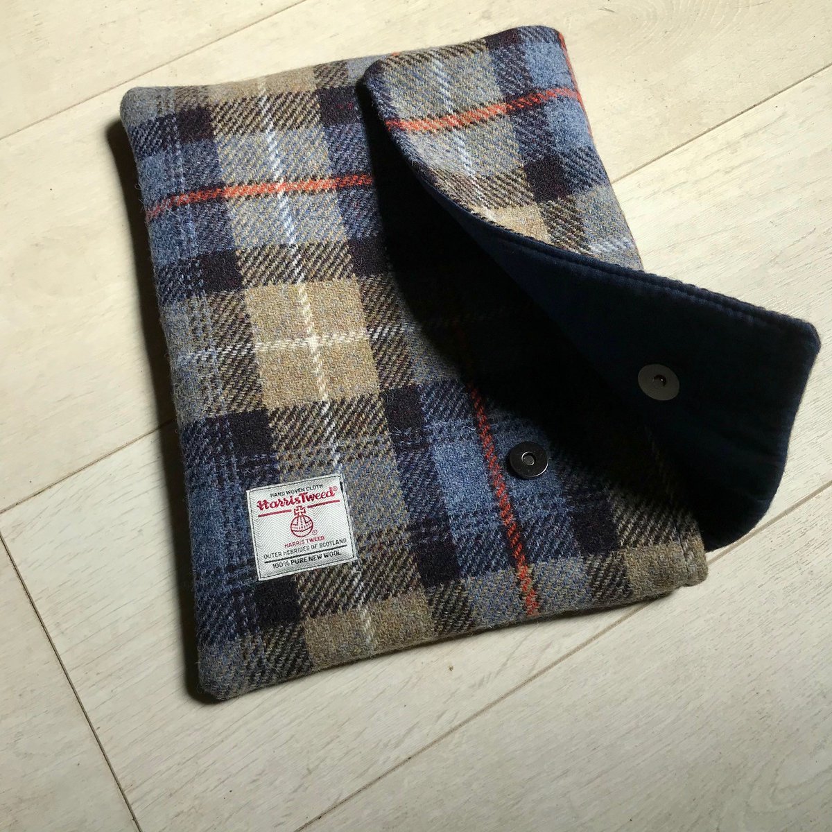 SarJayneDesigns's tweet photo. Harris Tweed Bible cover - 32 patterns available https://t.co/F65lbh0851 via @Etsy https://t.co/hmowzHOK3S