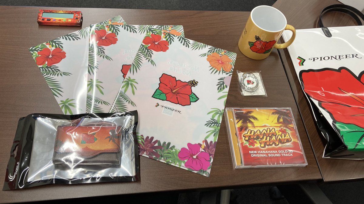 ハナハナグッズ並べてみました🌺 (_ _).｡o○（一番欲しいものは❓）