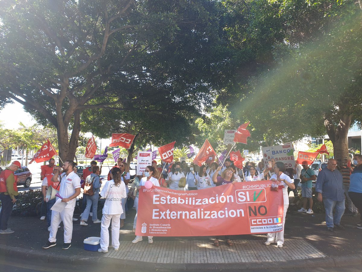 TenerifeCcoo's tweet photo. #EstáPasando
Trabajadores y trabajadoras del @ichhCanarias continúan, hoy en Presidencia de Gobierno, la huelga y la protesta #PorUnBancoDeSangrePublico #IVHHPUBLICO https://t.co/X4ZzI8lmFc