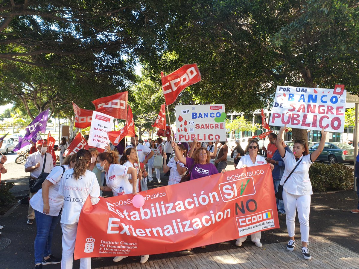 TenerifeCcoo's tweet photo. #EstáPasando
Trabajadores y trabajadoras del @ichhCanarias continúan, hoy en Presidencia de Gobierno, la huelga y la protesta #PorUnBancoDeSangrePublico #IVHHPUBLICO https://t.co/X4ZzI8lmFc