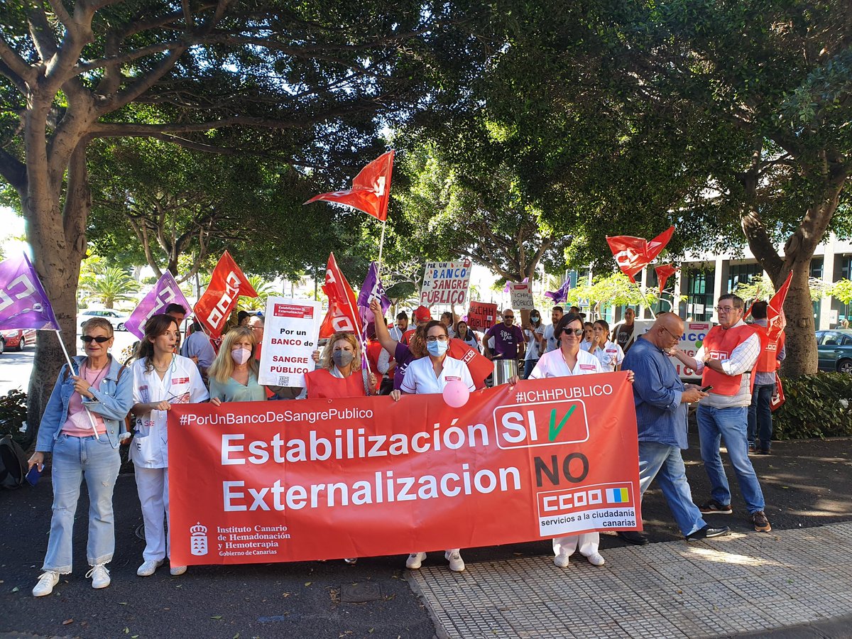 TenerifeCcoo's tweet photo. #EstáPasando
Trabajadores y trabajadoras del @ichhCanarias continúan, hoy en Presidencia de Gobierno, la huelga y la protesta #PorUnBancoDeSangrePublico #IVHHPUBLICO https://t.co/X4ZzI8lmFc