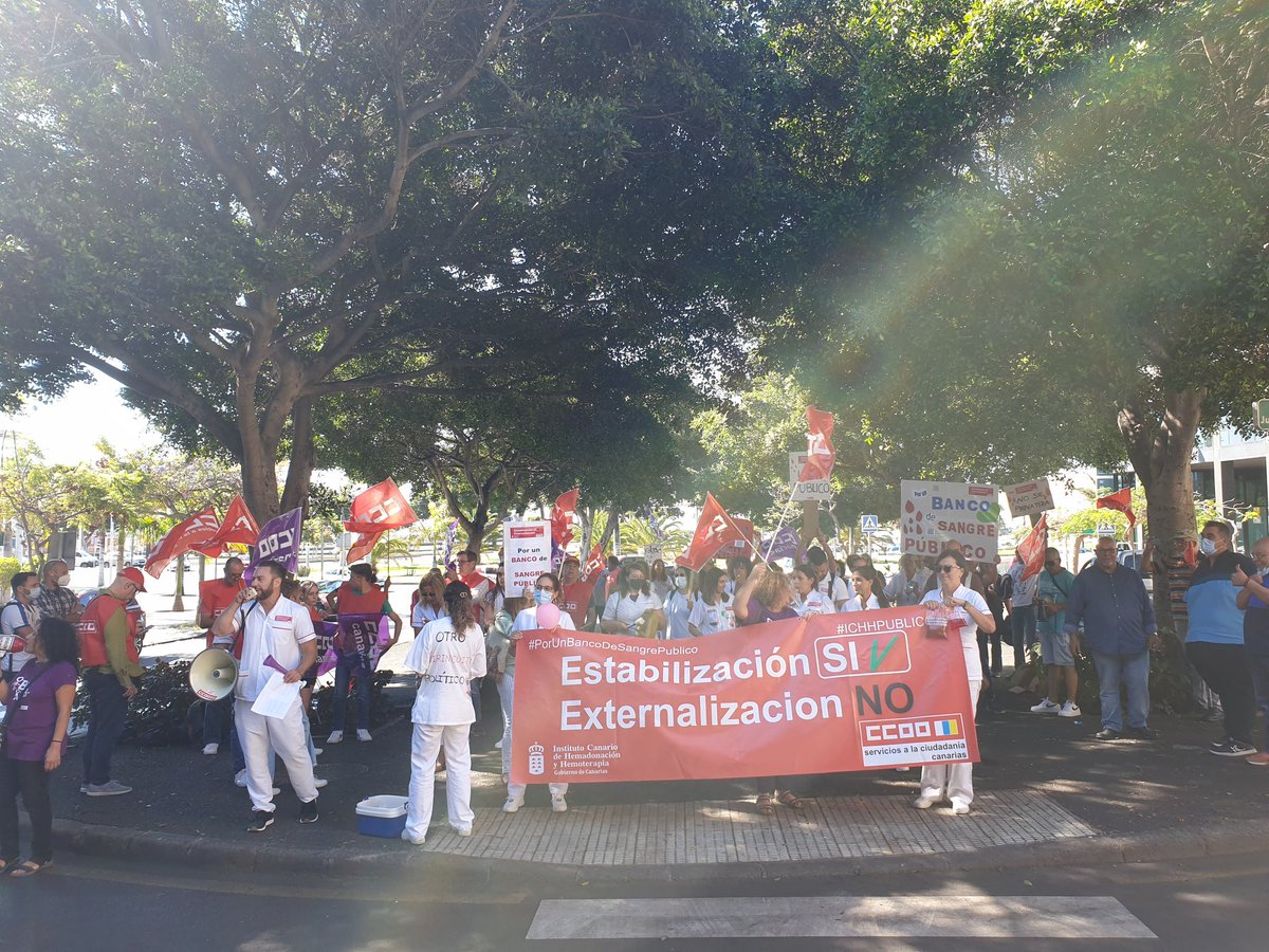 TenerifeCcoo's tweet photo. #EstáPasando
Trabajadores y trabajadoras del @ichhCanarias continúan, hoy en Presidencia de Gobierno, la huelga y la protesta #PorUnBancoDeSangrePublico #IVHHPUBLICO https://t.co/X4ZzI8lmFc