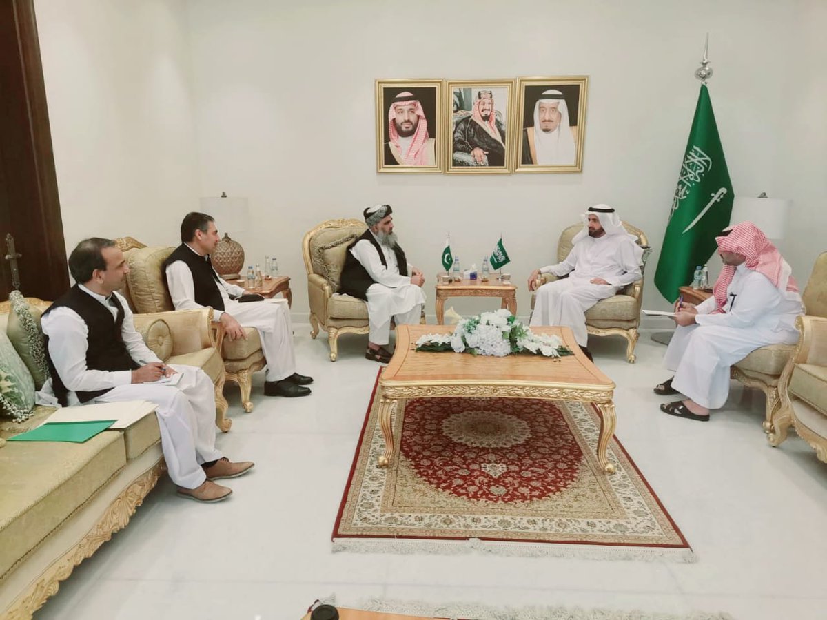 مکہ المکرمہ: سعودی وزیر حج ڈاکٹر توفیق الربیع سے تفصیلی ملاقات
حج آپریشن پر گفتگو 
سعودی وزیر حج نے حج کو اسان بنانے اور پاکستانی حجاج کو ہرممکن سہولتیں دینے کی یقین دہانی کرائی۔
اس موقع پر میرے ساتھ ڈی جی حج ابرار مرزا اور ڈائرکٹرحج ساجد اسدی ساتھ موجود تھے۔