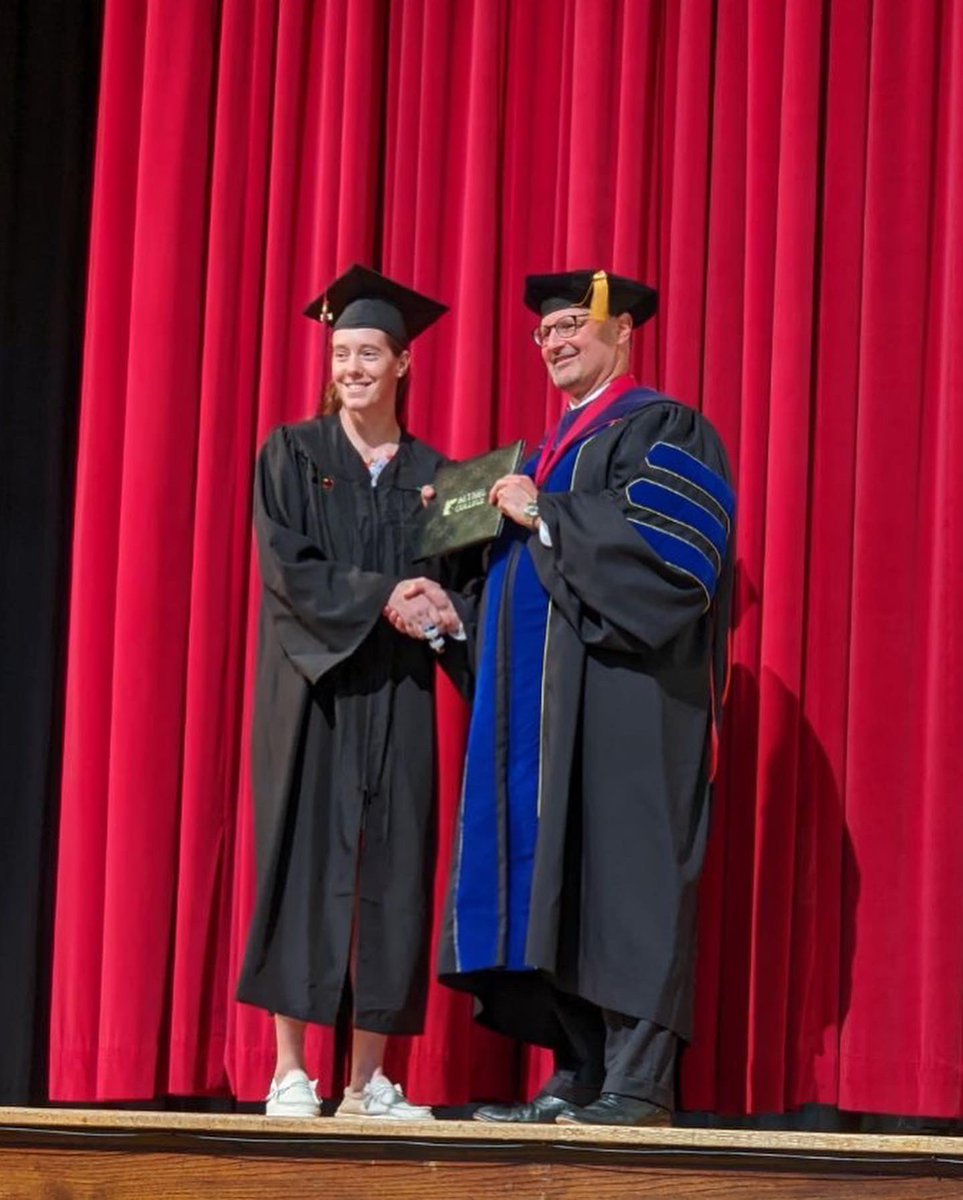 kaylanew30's tweet photo. You know what means more to me than the piece of paper inside that folder? The fact that I achieved my ultimate goal.. becoming the first person in my family to graduate with a Bachelors degree. 🎓 https://t.co/SzpfOtkG2z