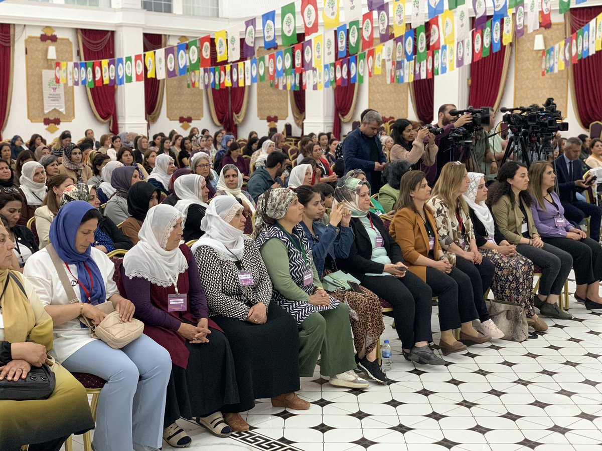 AyseSurucuUrfa's tweet photo. Bi şîara “Em di azadiyê de bi israr in di têkoşînê de bi biryar in”
Li Amedê di Konferansa Meclîsa Jinan ya herêma Amedê de ne
û rêxistinbûna xwe xurt dikin. https://t.co/Ih9LqnyRsL