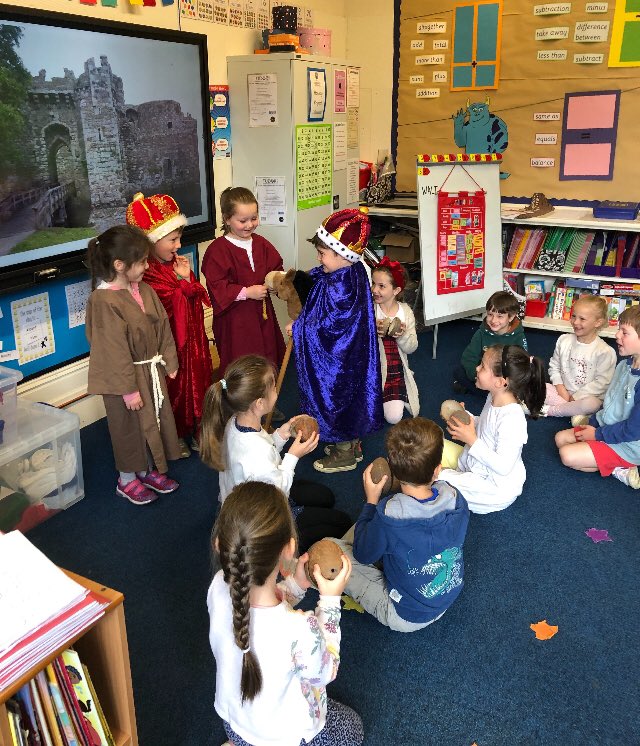 CarrdusYear1's tweet photo. We took a trip back in time to learn about Banbury Castle and what was traditionally made and sold in Banbury. Thank you to #banburymuseum for the wonderful resources. #carrdusschool https://t.co/I06v7vR8kl