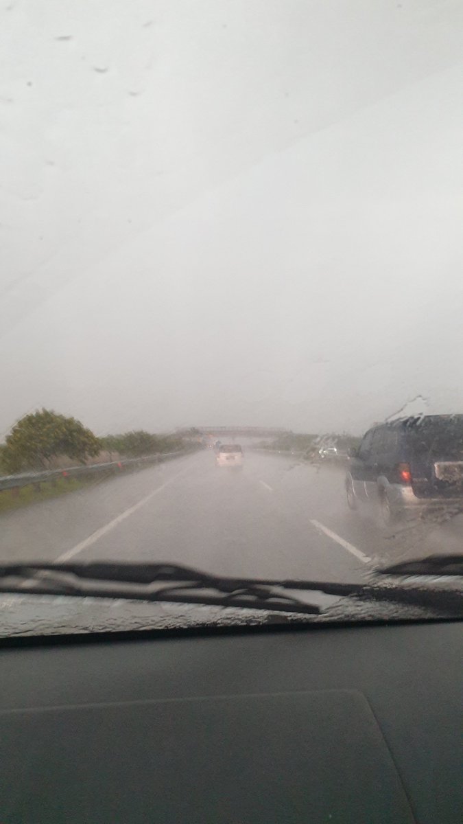 melissarusmala's tweet photo. Perjalanan arah Surabaya hujan deras sekali di tol Jombang KM 696 jarak pandang terbatas hati2 buat kawan2 yg berkendara @e100ss https://t.co/h3QZdhNyq6