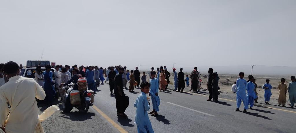 WaseemH79117977's tweet image. #KechA Baloch woman, named, Noor Jan W/O Fazal, was allegedly arrested by CTD  from Hoshab town of #Kech district, #Balochistan on Monday early morning, as per local sources.  Local people have  blocked the M-8 motorway in a protest. #SaveBalochWomen