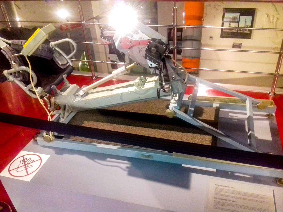 LKosmonautika's tweet photo. Che cos'è?
È una #cyclette spaziale!
Dopo la missione della #Sojuz-9, sono emersi problemi di perdita di #massa #muscolare e di demineralizzazione #ossea che hanno reso necessario un regolare esercizio fisico in #orbita.
(Foto dell'autore, Museo della Cosmonautica di Mosca) https://t.co/lfQsdV5lGQ