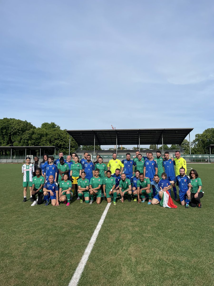PaoloDelVecch1o's tweet photo. Red Star Diaspora - @SquadraDiaspora 

Un honneur pour moi de voir ces deux projets artistiques sur le même terrain. Encore un grand merci au @RedStarFC pour l'accueil et les good vibes 💚💙 https://t.co/t4iJlHIfHF