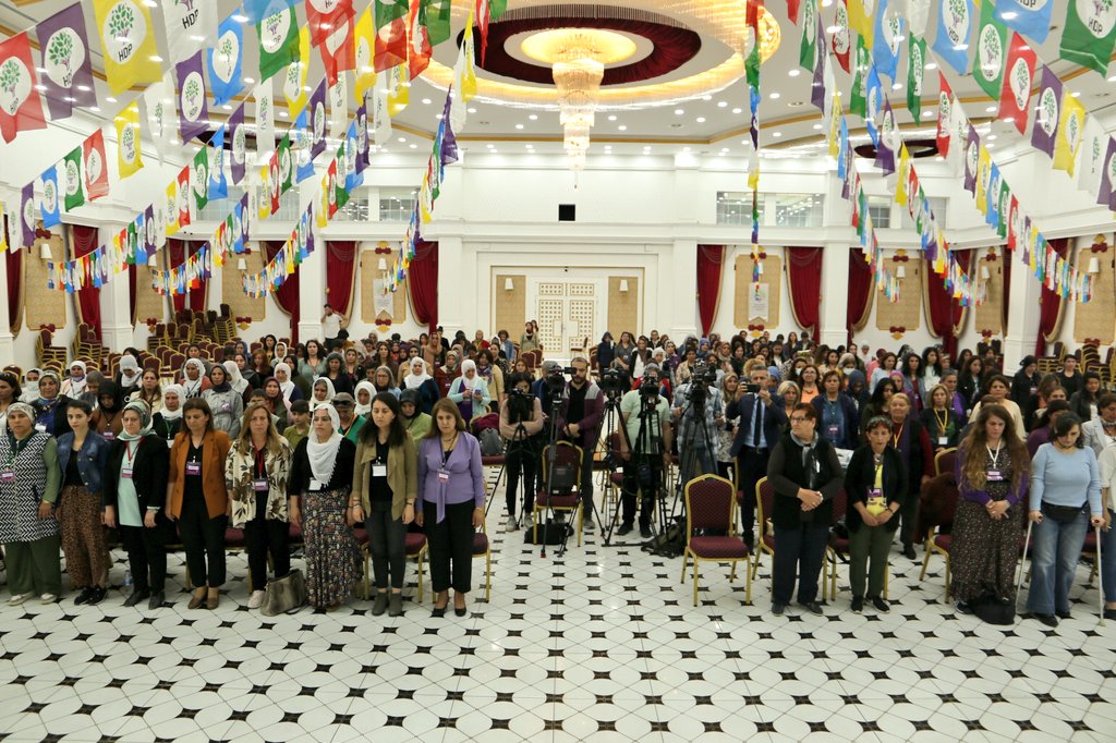 Amed Kadın Konferansımızı büyük bir coşku ile gerçekleştiriyoruz. Erkek-devlet şiddetine, savaşa, yoksulluğa karşı her yerdeyiz!
Birlikte değiştireceğiz, Şimdi kadın zamanı!