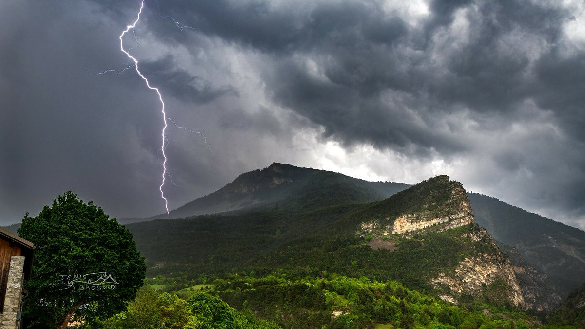 Foudre dans les #Alpes de Haute-Provence hier dimanche 15 mai, photographiée par Janis Brossard. Nombreux #orages sur la France, retour sur cet épisode : 