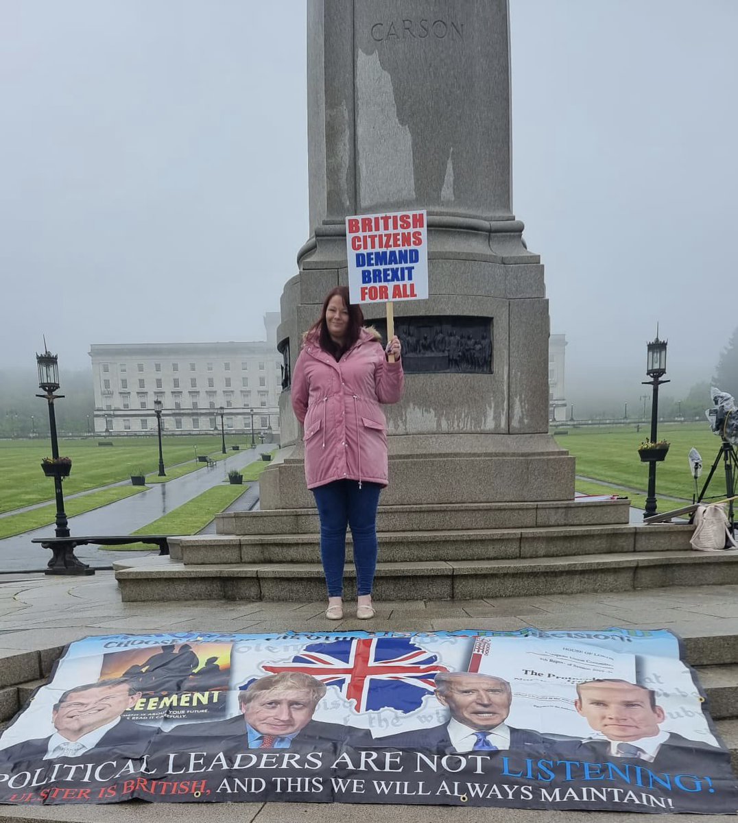 jolenebuntinguk's tweet photo. Outside Stormont waiting for @BorisJohnson to arrive.
#BrexitForAll #NoIrishSeaBorder #EUOutOfUlster #NoSurrender https://t.co/ZKGiAKkrJT