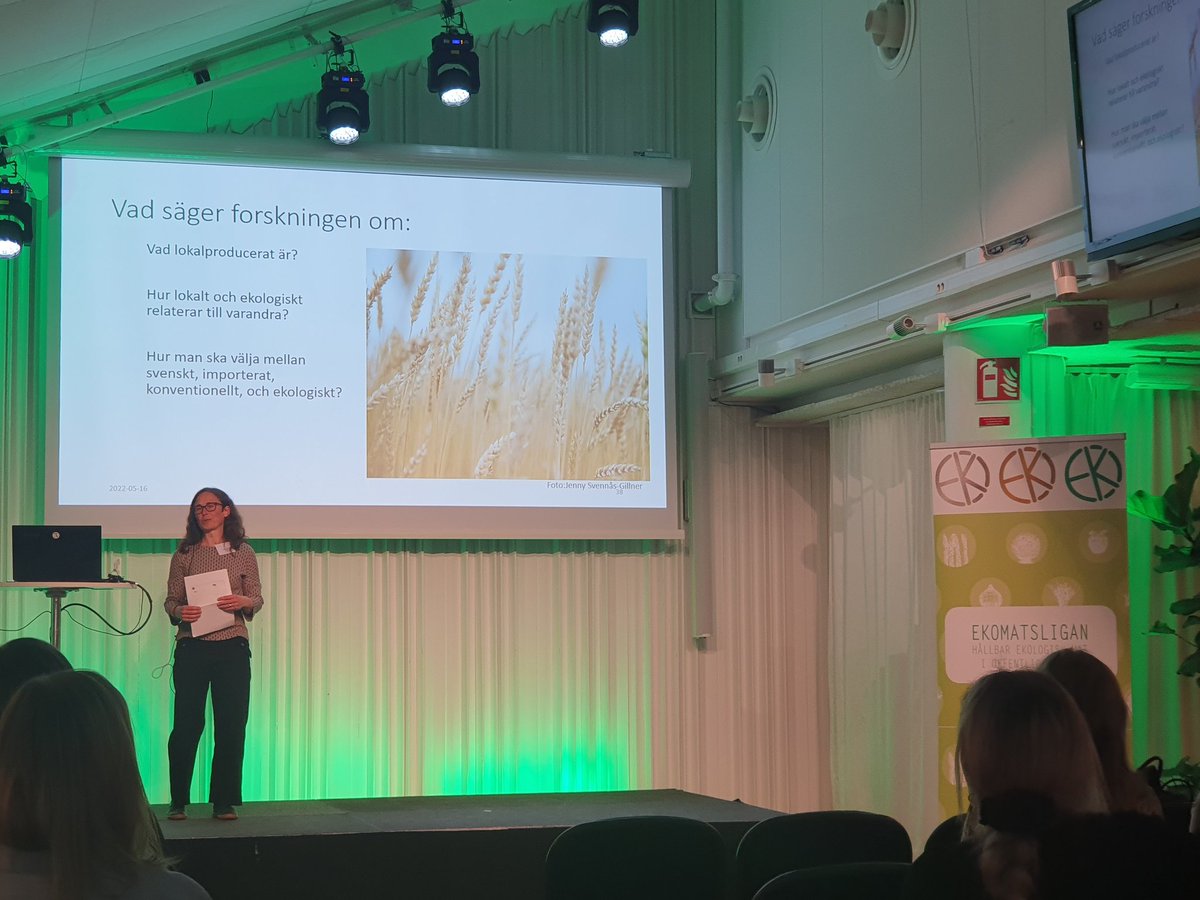Ekolantbrukarna's tweet photo. Rebecka Milestad från @EPOK_SLU @_SLU tydliggör att #ekologiskt och #lokalproducerat inte är samma sak eller motstående mål, tvärtom går det ofta hand i hand. Upphandla #svekologiskt så blir det mer lokalt + bättre för miljön! #offentligmat #svenskmat #ekomatsligan @EkoMatCentrum https://t.co/iB4PgeLXBi