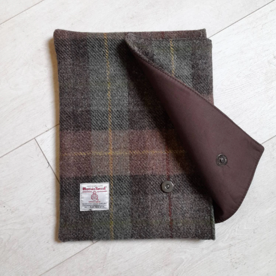 SarJayneDesigns's tweet photo. Harris Tweed Bible covers - 32 patterns available https://t.co/Hp72Nl1n6c via @Etsy #harristweedgifts https://t.co/lTI32w8B1O