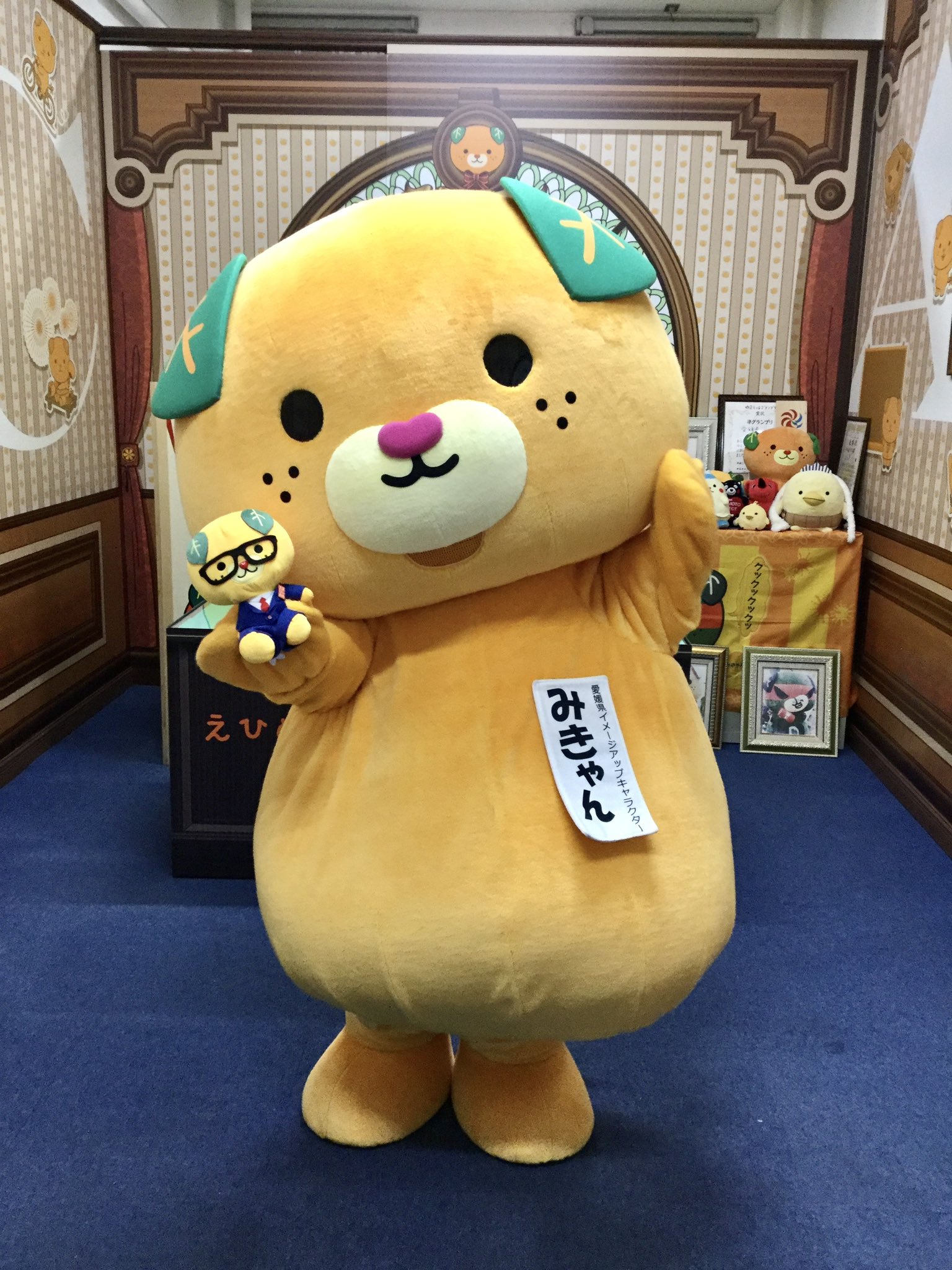 みきゃん 公式 愛媛県イメージアップキャラクター こんにちきゃん ᆺ 週の始まり月曜日 みんなおつきゃれさま きょうは まじめみきゃん と一緒 みきゃん 愛媛県 T Co 0mmzlulrxa Twitter