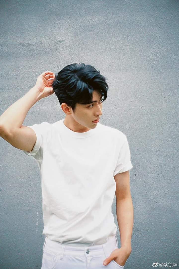 bichngocdayne's tweet photo. Anh iu kẹp cổ e đi 😢 
#Caixukun #蔡徐坤 https://t.co/pEpSX8eKCl