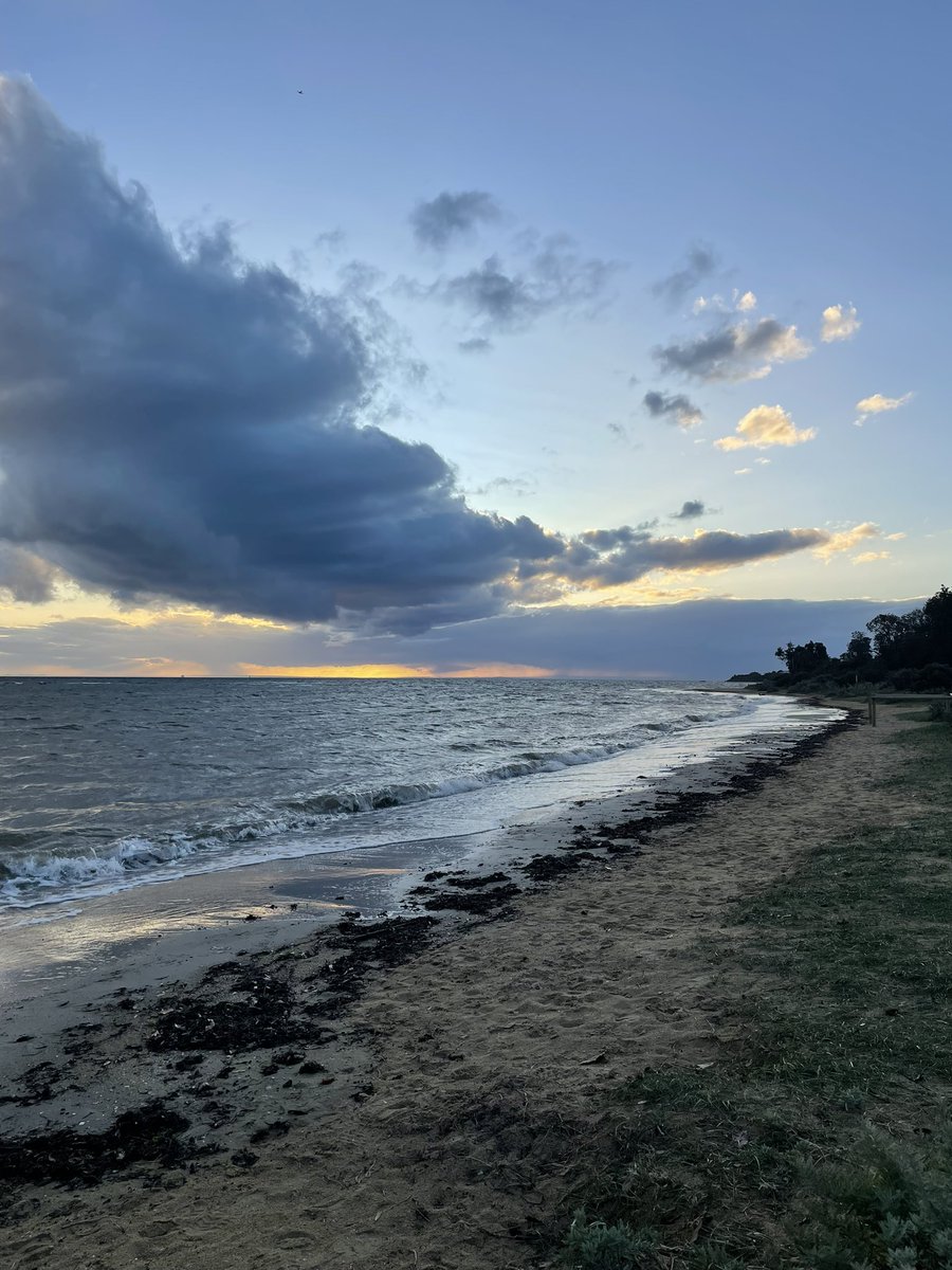 MoiraTMcCarthy's tweet photo. An evening storm approaching Beaumaris Bay, 5pm, 16/5/2022. #Beaumaris #Bayside #RickettsPoint https://t.co/0jKguLzYNJ