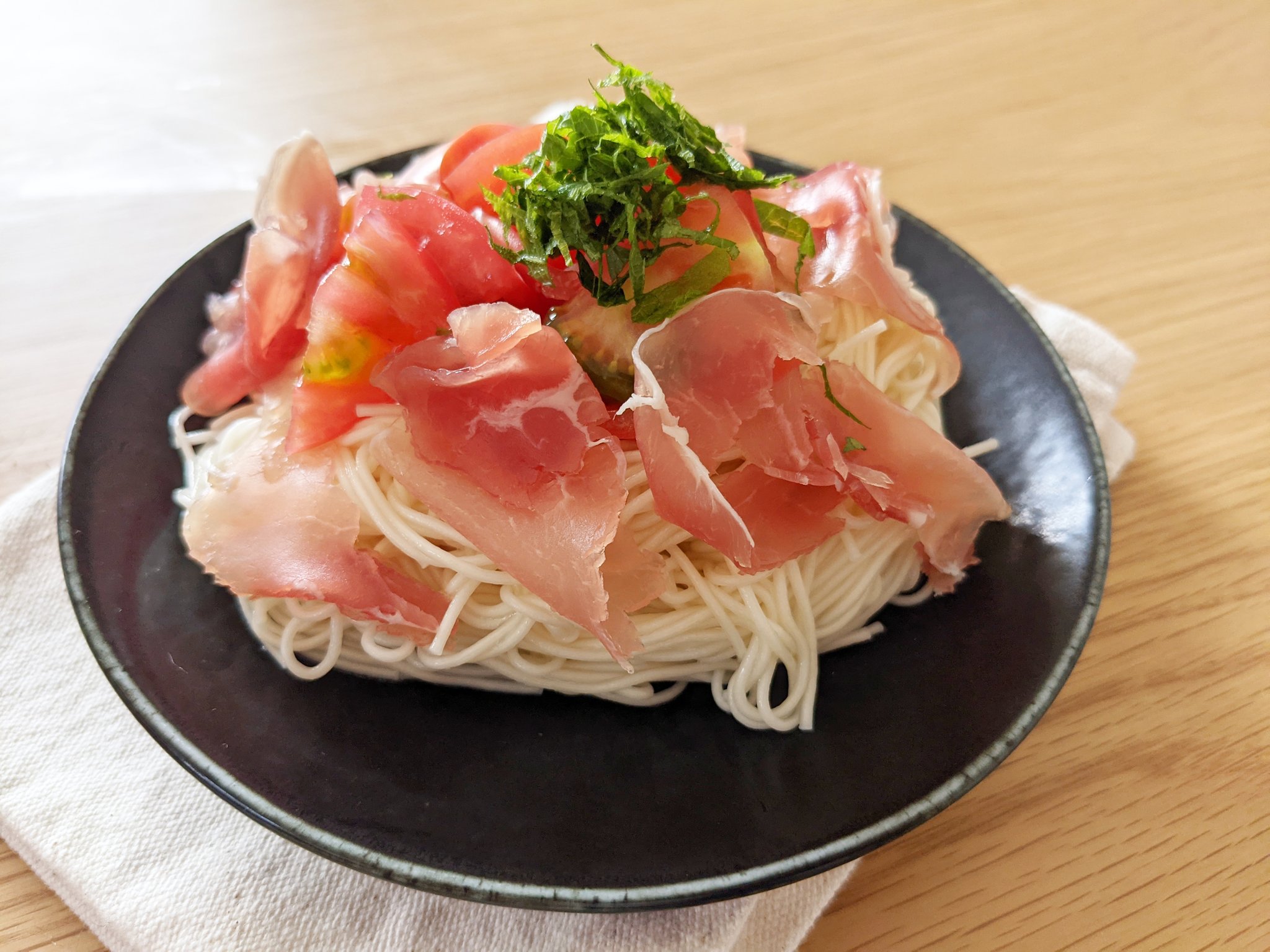 ハマごはん お手軽レシピ オリーブオイル風味のトマト生ハムそうめん そうめんを茹でて冷水で冷やして水気を切る そうめん オリーブオイル レモン汁 にんにく 塩を和える 一口サイズにカットしたトマトと生ハムをそうめんの上にのせて