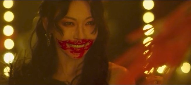 she is acting not normal..honestly speaking.. she's showing signs and symptoms of ambivalence...as a nurse...hope I'm wrong..she's smilling, then with all the gifts na binigay SA kanya just like child...pssst cheon seo jin...be back on your self...