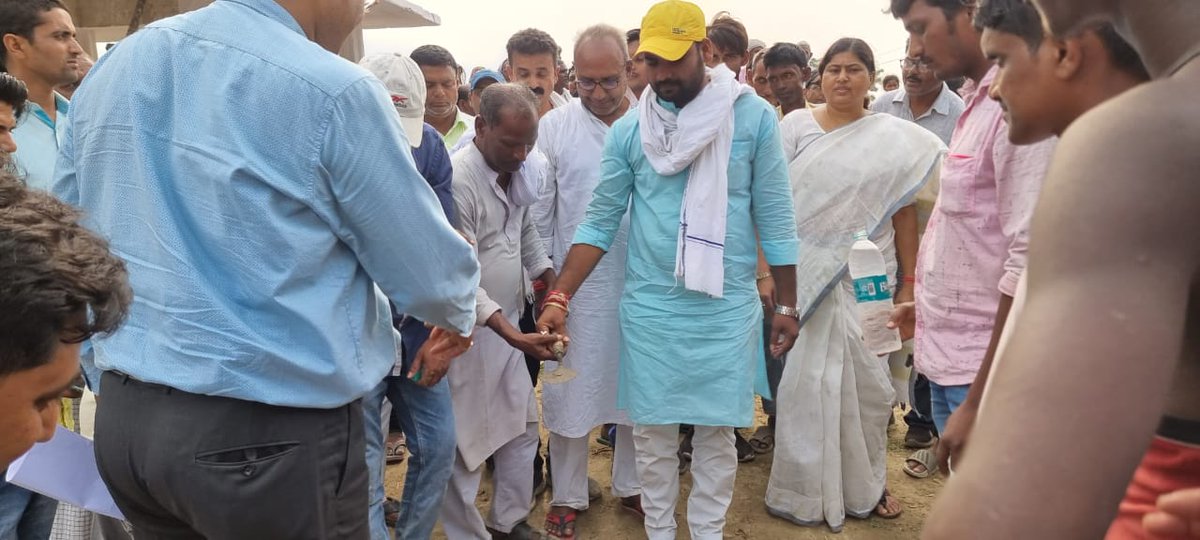 pushkarmishra09's tweet photo. प्रणाम।🙏

आज #धमदाहा_पूर्णिया के अधीन क्षेत्र संख्याँ—16 के दमेली पंचायत में #सात_निश्चय-02 अधीन स्वच्छता अभियान के तहत कचरा प्रबंधन इकाई की आधारशिला माननीय मंत्री @LeshiSingh सिंह जी के द्वारा रखी गई, जिसमें मुझे भी उपस्थित होने का सौभाग्य प्राप्त हुआ।

धन्यवाद।🙏

@Jduonline https://t.co/oOgDEY513y