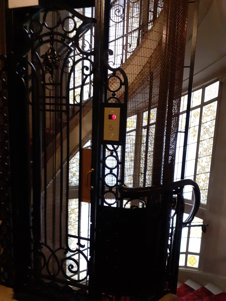 DupratA's tweet photo. Il a l'air vieux. En fait il est doté des automatismes les plus récents #Ascenseur #BeauxQuartiers https://t.co/F6cmR4AQOk